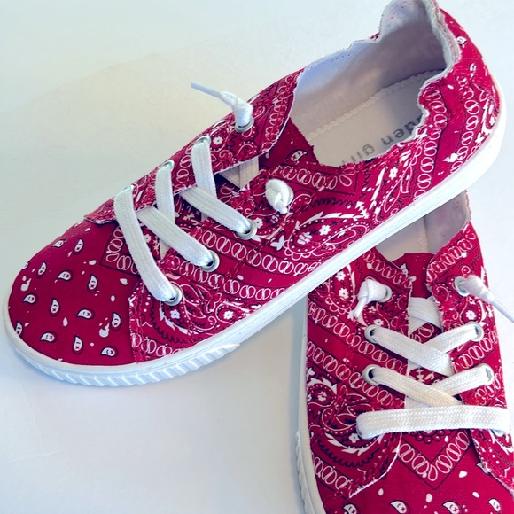 Madden Girl Marisa Red Bandana Print Canvas Scrunch-back Sneakers Sz 7.5 NEW - Picture 6 of 12